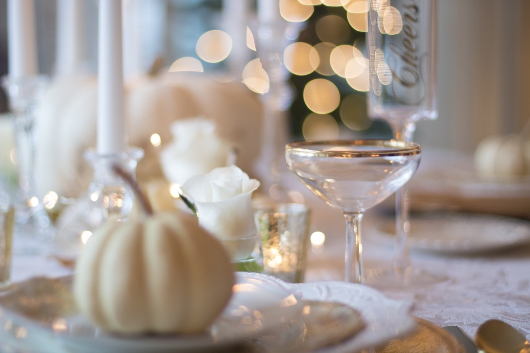 holiday-table-1926946_1920